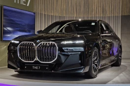 BMW X7 G67: Sơn hai tông màu, nội thất hạng nhất thách thức Rolls-Royce