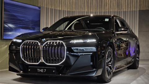 BMW X7 G67: Sơn hai tông màu, nội thất hạng nhất thách thức Rolls-Royce
