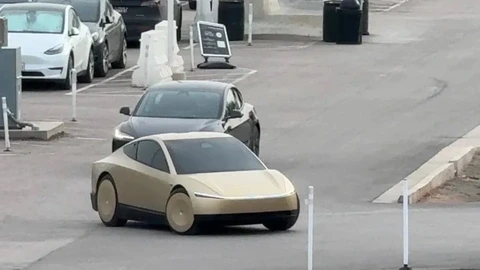 Cybercab của Tesla: Taxi tự lái nhưng sạc vẫn phải thủ công