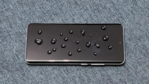 Hé lộ bí mật về lý do miếng dán màn hình lại dễ bám bẩn chỉ sau vài lần chạm