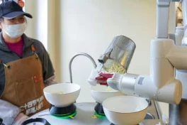 Trung Quốc khai trương nhà hàng robot AI đầu tiên: "Đầu bếp" máy tự nấu 100 món, chỉ cần vài nhân viên hỗ trợ