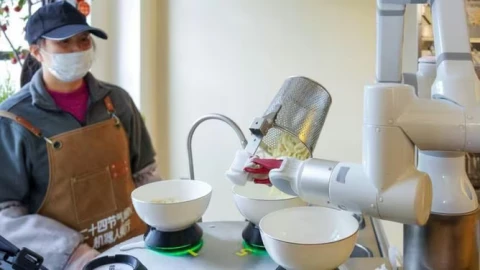 Trung Quốc khai trương nhà hàng robot AI đầu tiên: "Đầu bếp" máy tự nấu 100 món, chỉ cần vài nhân viên hỗ trợ