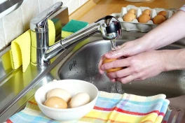 Tại sao rửa trứng trước khi bảo quản là sai lầm và có thể gây nguy hiểm?