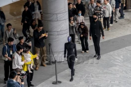 Robot hình người Trung Quốc đang đi catwalk mượt như người bất ngờ "ngất xỉu", phải nhờ 3 người khiêng