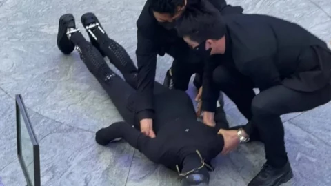 Robot hình người Trung Quốc đang đi catwalk mượt như người bất ngờ "ngất xỉu", phải nhờ 3 người khiêng