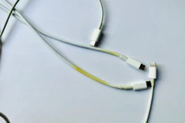 Đây là lý do tại sao cáp sạc USB của Apple bị ố vàng