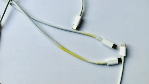 Đây là lý do tại sao cáp sạc USB của Apple bị ố vàng