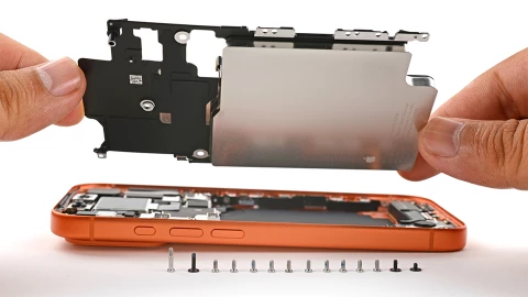 Viên pin của iPhone 17 Pro Max có giá chỉ 12 USD, nhưng Apple lại tính phí thay pin 119 USD