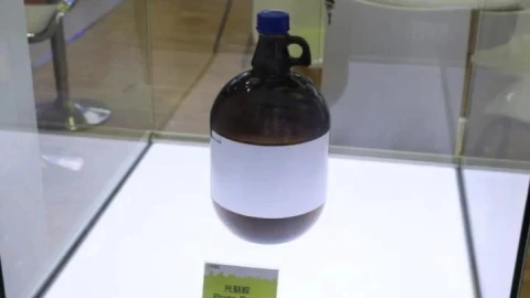 Bắc Kinh vừa công bố một chai thuỷ tinh chứa vật chất khiến thế giới dè chừng