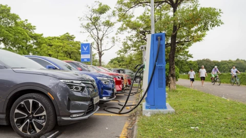 VinFast bất ngờ công bố miễn phí thêm 3 năm sạc pin cho xe điện