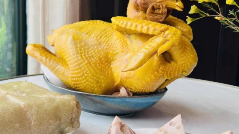 Sắp lễ, đầu gà hướng vào trong hay ra ngoài?