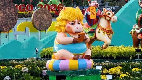 Ngã ngửa với linh vật ngựa mặt "cọc" lướt iPhone 17 Pro Max, hóa thân siêu nhân, batman, phi hành gia