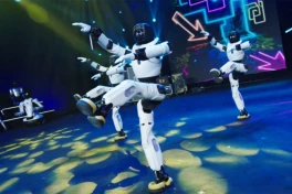 Trung Quốc vừa tổ chức đại nhạc hội với 200 "nghệ sĩ" robot hình người, hình thú, khán đài không một bóng người cũng toàn là robot
