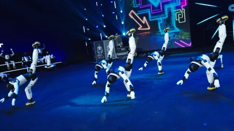 Trung Quốc vừa tổ chức đại nhạc hội với 200 "nghệ sĩ" robot hình người, hình thú, khán đài không một bóng người cũng toàn là robot