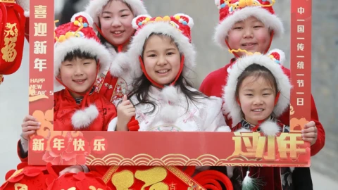 AI đổ bộ, các ông lớn công nghệ "đốt" hàng chục tỷ giành giật người dùng dịp Tết Bính Ngọ