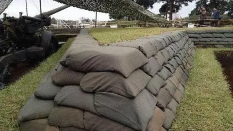 Bao cát không thể chặn được đạn, vậy tại sao chúng vẫn được sử dụng làm công sự phòng thủ trên chiến trường?