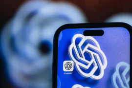 ChatGPT thay đổi mãi mãi: Khi giao diện sạch sẽ nhường chỗ cho "miếng cơm manh áo"