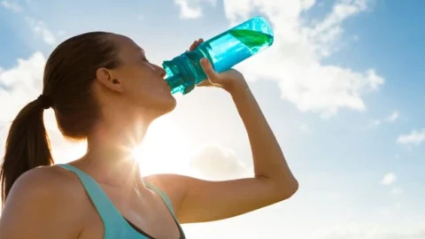 Hành động đơn giản này lại có hại không ngờ đến sức khỏe ngày nắng nóng