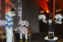Trước khi đến nhà máy, robot hình người tìm khách hàng ở các bữa tiệc, sự kiện giải trí