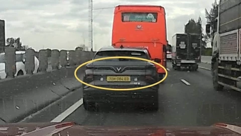 Giảm tốc không sáng đèn - lưu ý khi bám đuôi xe điện