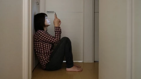 Xã hội "nguyên tử hóa": Khi người trẻ chọn cô độc nhưng vẫn khao khát kết nối