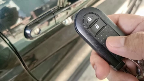 Cách dễ nhất để kiểm tra pin chìa khóa xe ô tô có yếu không