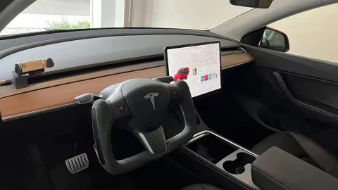 Sau tay nắm cửa ẩn, Trung Quốc cấm tiếp 1 thiết kế vô lăng phổ biến ở xe Tesla