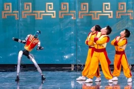 Nỗi ám ảnh từ sân khấu Xuân Vãn 2026: Khi robot không còn là trò cười mà trở thành "kẻ thay thế" hoàn hảo