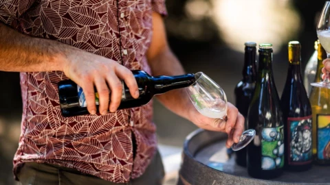 Phát hiện bất ngờ: đồ uống đóng chai thủy tinh có vi nhựa gấp nhiều lần đóng chai nhựa