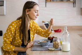 Thói quen buổi sáng số 1 cần bỏ để giảm cân, theo các chuyên gia dinh dưỡng.
