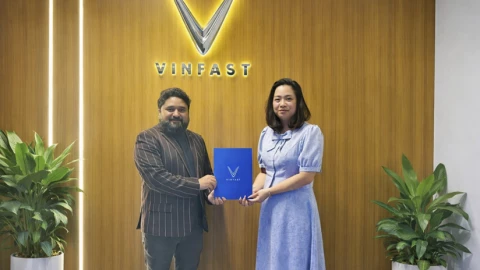 VinFast xây dựng hạ tầng sạc di động và cứu hộ xe điện ở UAE