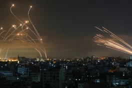 Iran bắt đầu phóng tên lửa đáp trả Israel, đại sứ quán Mỹ phát cảnh báo khẩn cấp tới công dân