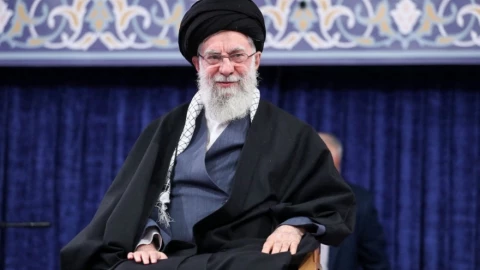 Iran xác nhận lãnh tụ Tối cao Ali Khamenei thiệt mạng trong đợt không kích của Mỹ và Isarel, thề đáp trả khốc liệt