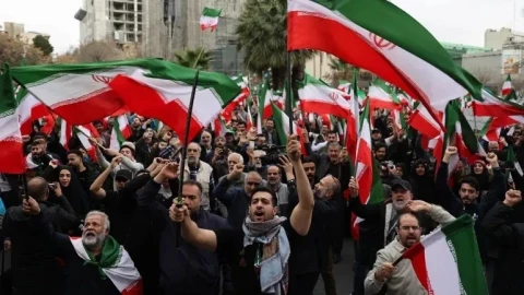 App cầu nguyện phổ biến của Iran bị hack, phát thông điệp kêu gọi đầu hàng Mỹ-Isarel