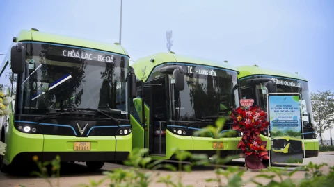 VinBus khai trương 2 tuyến xe buýt điện đi khu công nghệ cao Hòa Lạc