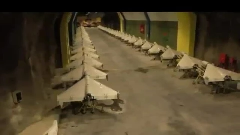 Iran "khoe" video hầm ngầm chứa đầy UAV cảm tử, cảnh báo Mỹ-Isarel: "hãy chờ tiếng chuông báo tử vang lên một lần nữa"