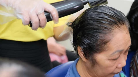 15 phút “hack tuổi”, tóc đen bóng như vừa ra salon