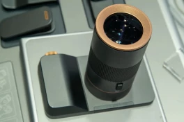 Cận cảnh chiếc smartphone mô-đun vừa trình làng tại MWC 2026: Mỏng chỉ 4,9mm, có ống kính rời zoom quang tới 20X, pin xếp chồng