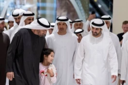 Tổng thống UAE đi dạo, uống cà phê ở TTTM Dubai nhằm trấn an dân chúng trước xung đột với Iran