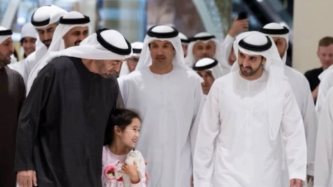 Tổng thống UAE đi dạo, uống cà phê ở TTTM Dubai nhằm trấn an dân chúng trước xung đột với Iran