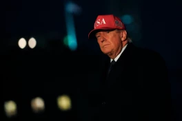 Giữa lúc căng thẳng với Iran, ông Trump mở thêm chiến dịch quân sự ở một quốc gia khác