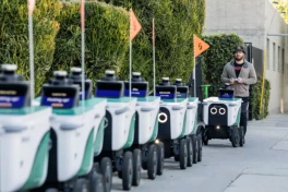 Xuất hiện nghề mới làm "bảo mẫu" cho robot giao hàng, lương 600-700 nghìn đồng mỗi giờ