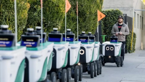 Xuất hiện nghề mới làm "bảo mẫu" cho robot giao hàng, lương 600-700 nghìn đồng mỗi giờ