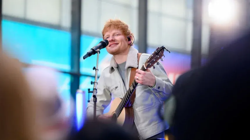 Ca sỹ Ed Sheeran không dùng smartphone suốt 7 năm