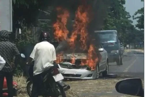 thumbnail - VỪA XONG: Xe ô tô đang chạy trên đường bị cháy trơ khung, khả năng do rơm cuốn gầm xe