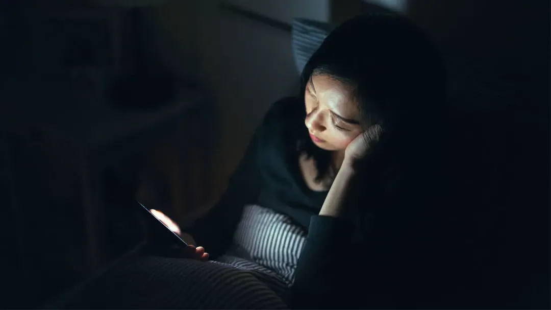 Ét-Ô-Ét: Nghiện smartphone có thể làm suy kiệt sức khỏe tinh thần các bông tuyết Gen Z 