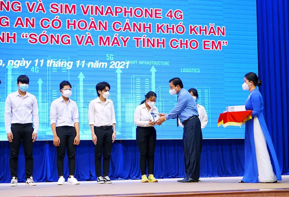 37.000 máy tính bảng của VNPT đã đến tay trẻ em khó khăn