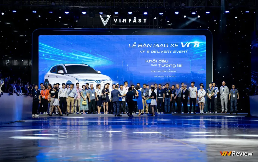 VinFast bàn giao 100 ô tô điện VF 8 đầu tiên, chuẩn bị xuất khẩu quốc tế