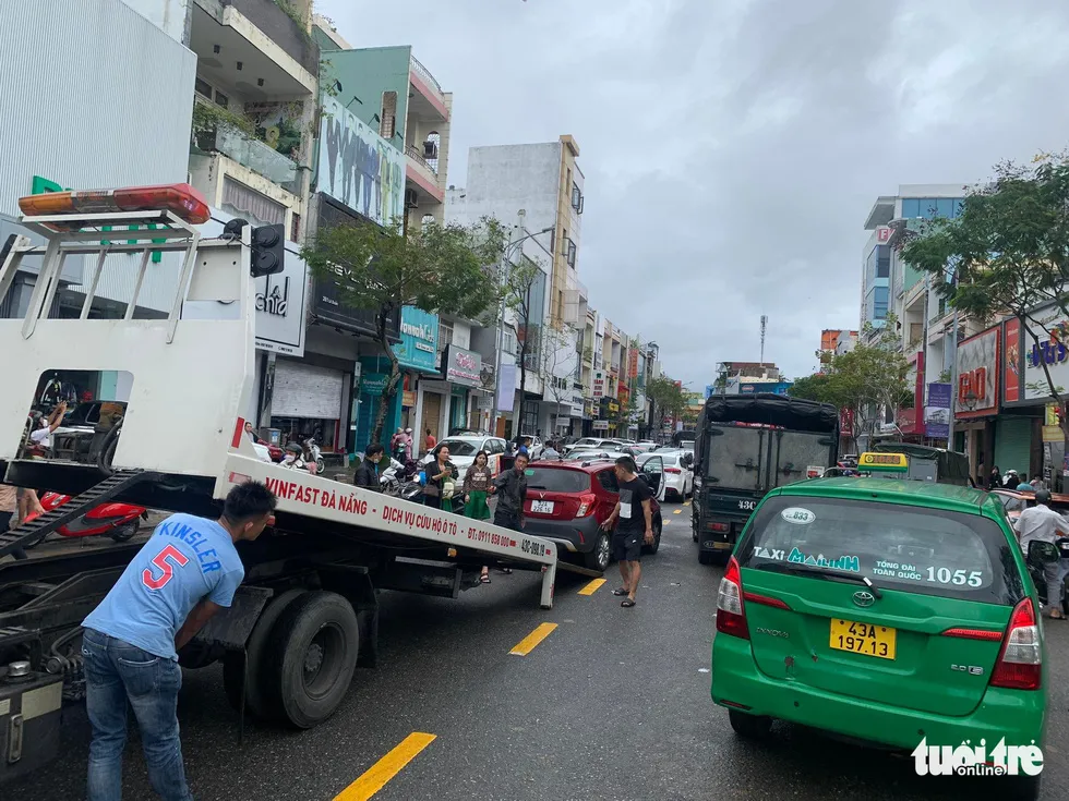 Sau mưa lớn, hàng nghìn xe hơi nằm la liệt trên đường phố Đà Nẵng