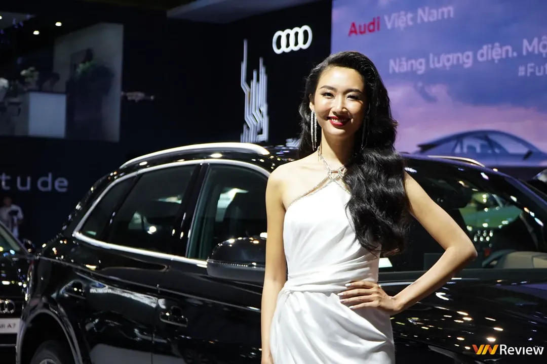 Bóng hồng Việt so dáng cùng mẫu Tây tại Vietnam Motor Show 2022